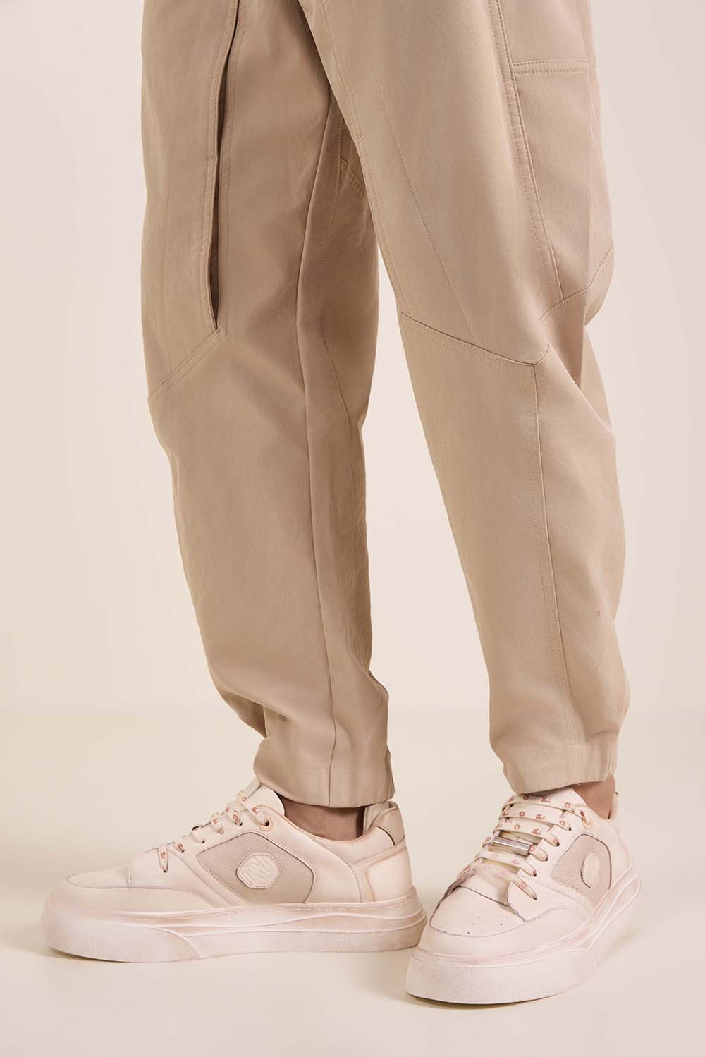 תמונת כל הלוק של נעלי סניקרס